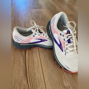 LIGHTLY worn Ghost Brooks Women’s Sneakers, size 7 1/2!